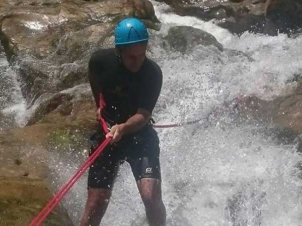 BARRANQUISMO Un descenso de barrancos a través de cascadas, toboganes de agua naturales y algo de vadeo y natación 09 | Marbella Team4you