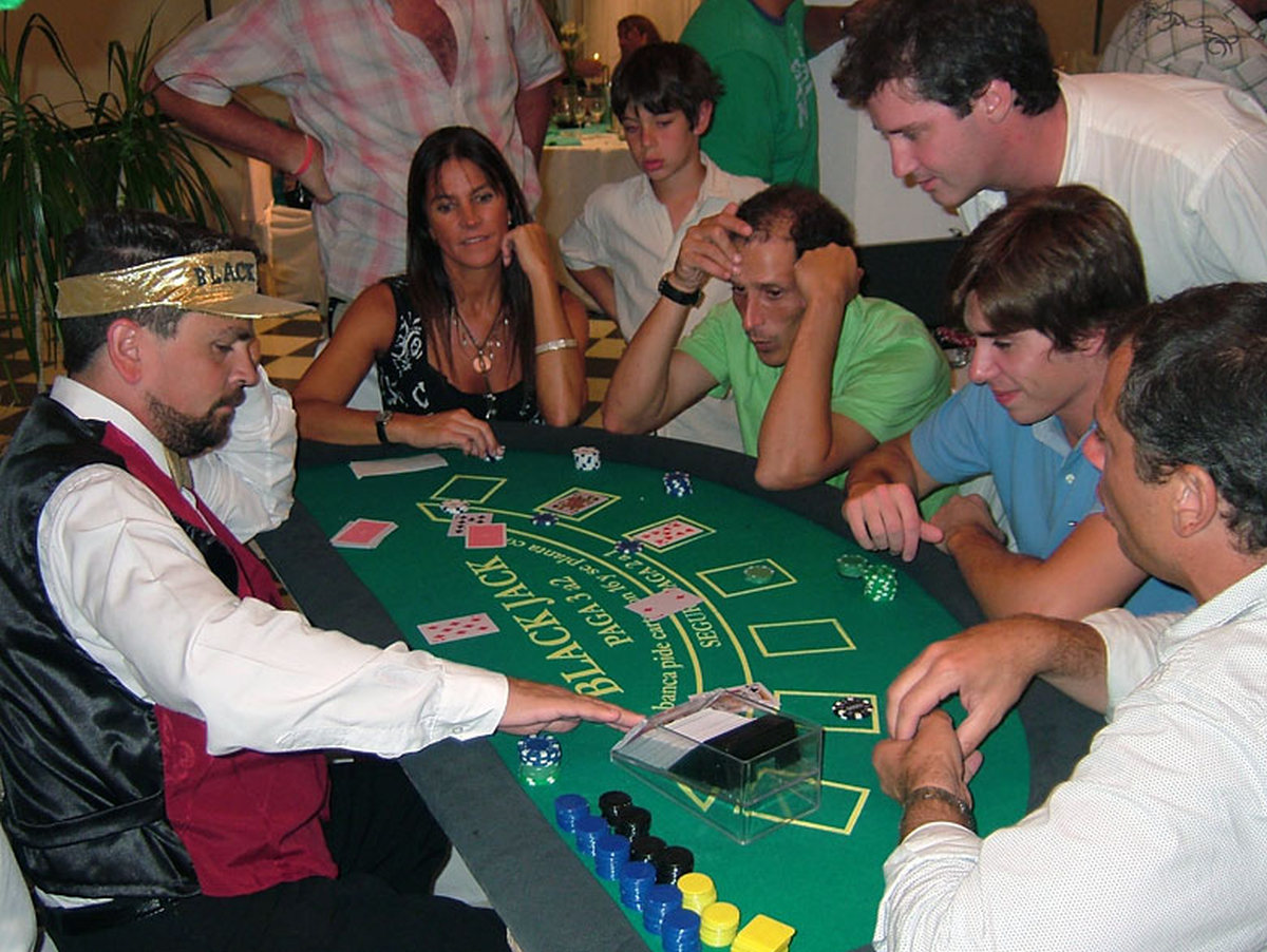 CASINO PARTIES Marbella Event by recreating a Las Vegas Casino. Professional dealers and card tables. 05 | Team4you