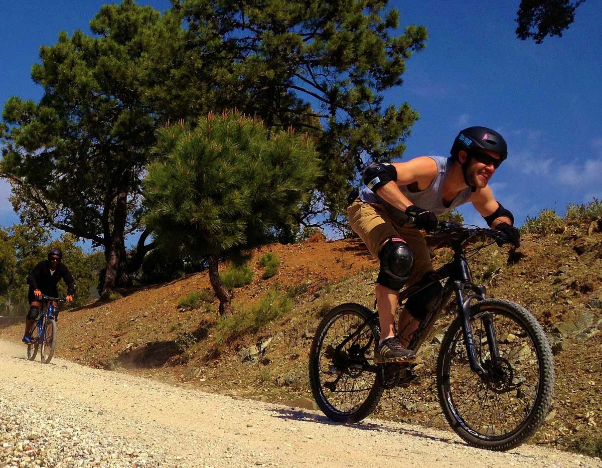 DESCENSO EN BICICLETAS DE MONTAÑA Marbella Aventura en bicicleta de montaña cuesta abajo. 02 | Team4you