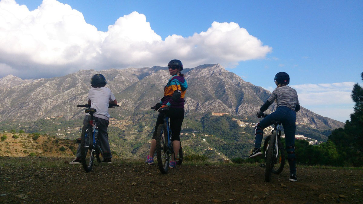 DESCENSO EN BICICLETAS DE MONTAÑA Marbella Aventura en bicicleta de montaña cuesta abajo. 03 | Team4you
